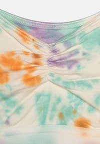 Kangas tie-dye berwarna-warni dengan nuansa oranye, teal, dan ungu. Detail kempis di bagian tengah dan tekstur lembut di seluruhnya.