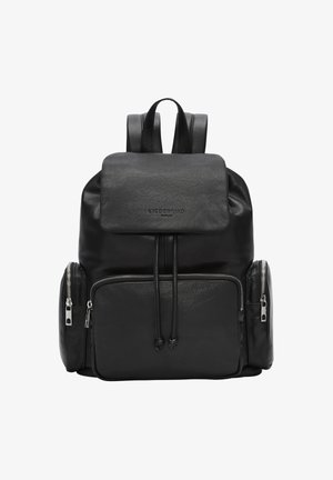 Zaino in pelle nera con chiusura a pattina, spallacci regolabili, due tasche laterali con zip e una chiusura centrale con cordoncino. Superficie texturizzata, design moderno.
