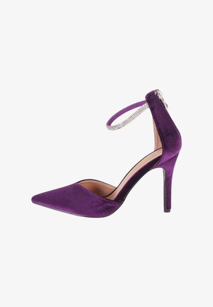 Scarpa con tacco alto in velluto viola con punta appuntita, cinturino alla caviglia decorato con brillantini e tacco a spillo.
