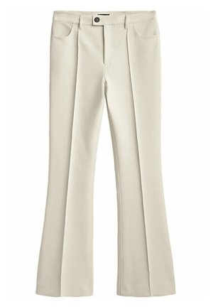 Beżowe, rozszerzane spodnie wykonane z gładkiego materiału, z przednimi fałdami, zapięciem na guzik oraz dwoma bocznymi kieszeniami.