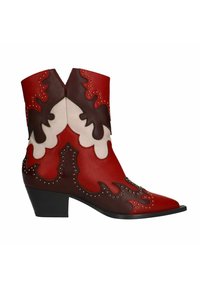 Bottines en cuir rouge et marron avec un bout pointu, des découpes en motif de flamme, des clous décoratifs et un petit talon bloc.