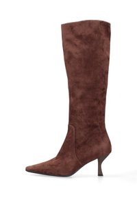 Stivale alto marrone in suede con punta affusolata e tacco a cono modesto. Texture liscia con gambale aderente e dettagli di cucitura minimi.