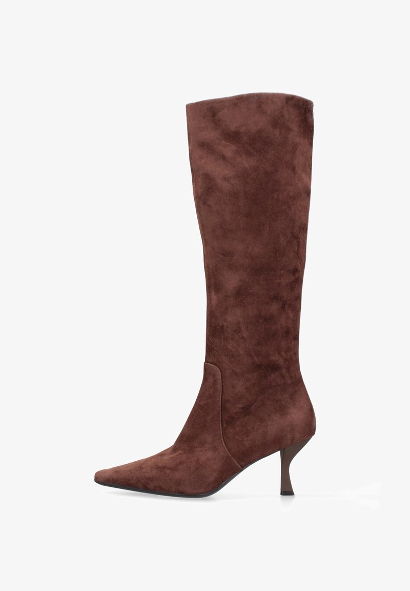 Botte en suède marron, hauteur genou, avec un bout pointu et un petit talon conique. Texture lisse avec une tige ajustée et des détails de couture minimalistes.