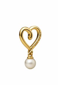 Goldenes herzförmiges Charm mit einem glatten weißen Perlenanhänger, sanften Kurven und einer polierten Oberfläche, die filigrane Details präsentiert.