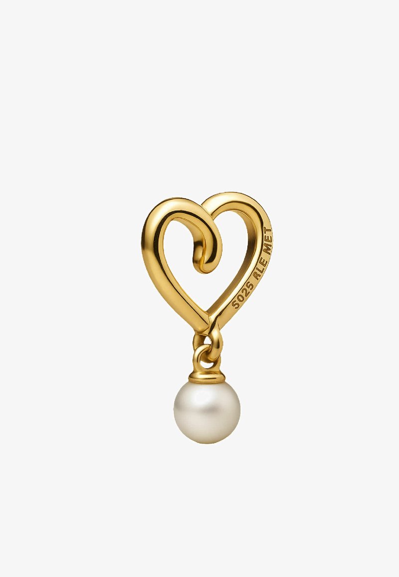Goldenes herzförmiges Charm mit einem glatten weißen Perlenanhänger, sanften Kurven und einer polierten Oberfläche, die filigrane Details präsentiert.