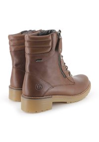 Botines de cuero marrón con acabado liso, cierre de cordones al frente, cremallera lateral y detalles texturizados. Suela de goma con un pequeño tacón.