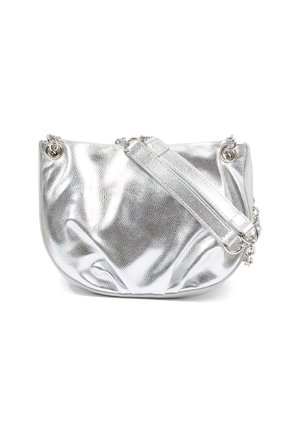 Borsa metallizzata argento con finitura testurizzata, forma morbida e arrotondata, tracolla a catena e pieghe visibili che riflettono la luce.