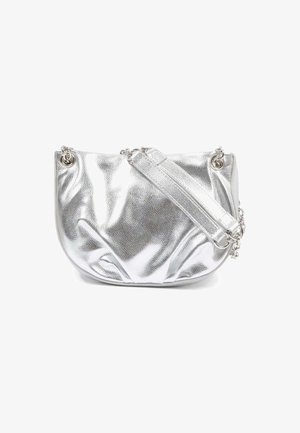Borsa metallizzata argento con finitura testurizzata, forma morbida e arrotondata, tracolla a catena e pieghe visibili che riflettono la luce.