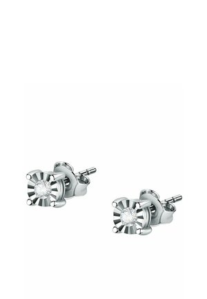Silberfarbene Steckerohrringe mit einem zentralen klaren Edelstein, einem ausladenden, multifacettierten Design und polierten Metallelementen.