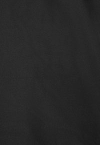 Tessuto nero con una texture liscia e opaca, caratterizzato da un colore uniforme con lievi variazioni di lucentezza. Non presenta motivi o dettagli notevoli.