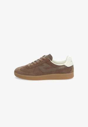 Baskets en daim marron avec un dessus texturé, des lacets plats et un accent de talon blanc contrastant. Comprend une semelle en caoutchouc et un détail de logo.