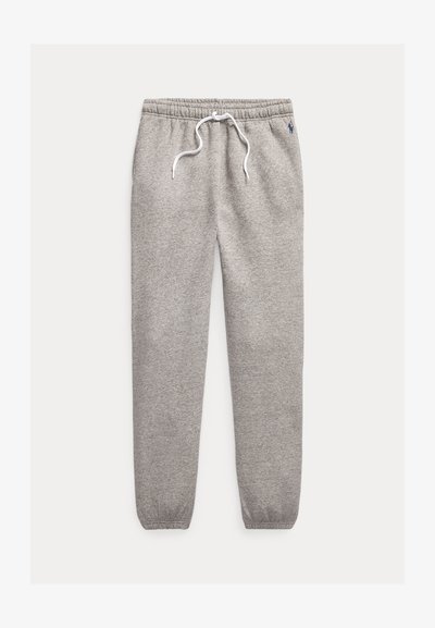 Pelēki sporta bikses, izgatavotas no mīksta, teksturēta auduma, ar auklu vidukli un sašaurinātiem aprocēm. Mazs logo tuvumā viduklim.