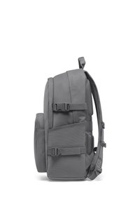 Rucsac gri cu o textură netedă, spate căptușit, bretele ajustabile și buzunar lateral cu închidere prin cataramă. Design simplu și funcțional.