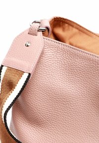 Borsa a mano in pelle rosa con superficie testurizzata, caratterizzata da una tracolla a contrasto con strisce crema, marrone e nere. Foderata con tessuto color cuoio.