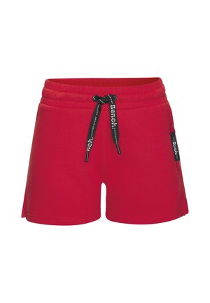 Rote Shorts mit elastischem Bund und schwarzen Kordeln, verziert mit weißem Text sowie einer Reißverschlusstasche an der Seite mit einem Markenanhänger.