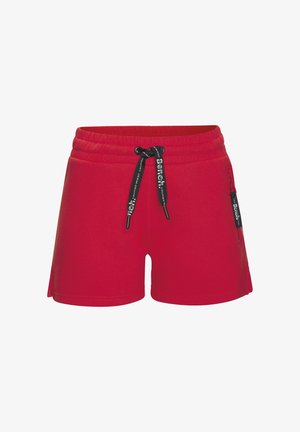Rote Shorts mit elastischem Bund und schwarzen Kordeln, verziert mit weißem Text sowie einer Reißverschlusstasche an der Seite mit einem Markenanhänger.
