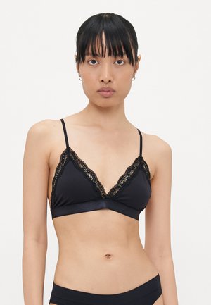 Bralette nera con pizzo, caratterizzata da un design a V, spalline sottili e regolabili, e un tessuto liscio per il massimo comfort.