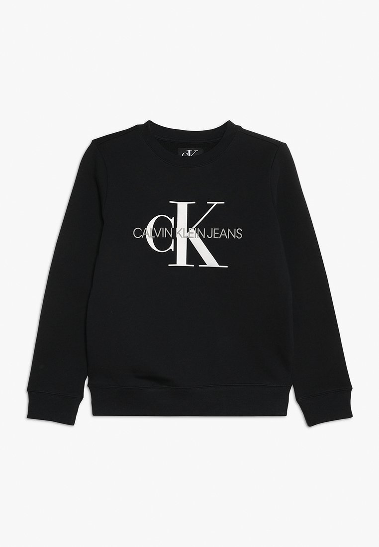 Černá mikina s kulatým výstřihem a dlouhými rukávy. Na přední straně je velké bílé logo "CK" a text "CALVIN KLEIN JEANS".