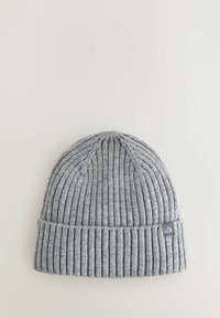 Grijze geribde gebreide beanie met een omgeslagen rand en een klein logo-opdruk; gemaakt van zachte stof en voorzien van verticale textuurlijnen.