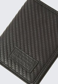 Zwarte carbonvezeltextuur portemonnee met een rechthoekige vorm en een gestikte rand. Heeft een rechthoekig, geembosst leren label.