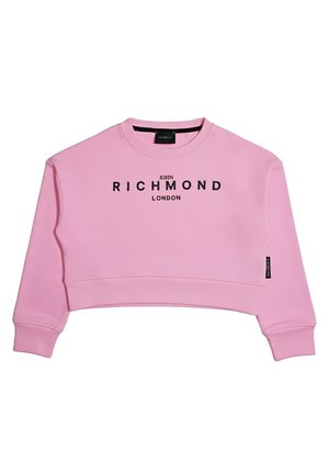 Felpa corta rosa con maniche lunghe, polsini a coste e la scritta "John Richmond London" stampata in nero sul davanti.