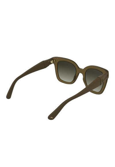 Lunettes de soleil en plastique marron avec une monture carrée, des verres dégradés, et un logo discret sur la branche. Lignes épurées et texture lisse.