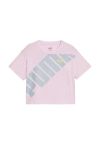 Camiseta corta rosa hecha de algodón suave, con un gran gráfico en azul claro de "PUMA" en el frente y un pequeño acento del logo en amarillo.