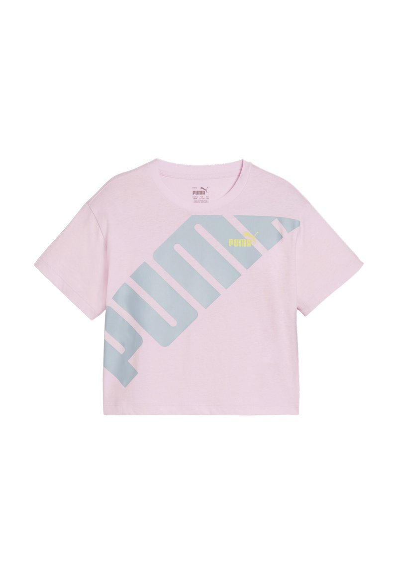 Camiseta corta rosa hecha de algodón suave, con un gran gráfico en azul claro de "PUMA" en el frente y un pequeño acento del logo en amarillo.
