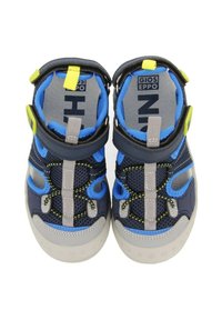 Zapatillas de agua en color marino y azul con material de malla, suelas de goma gris y correas ajustables. Presentan acentos amarillos y una plantilla texturizada.