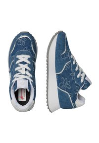 Sneakers in denim con motivi floreali ricamati. Lacci e dettagli bianchi. Punta arrotondata, suola ammortizzata e suola esterna grigia a contrasto.
