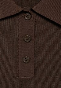 Smeđa pletena polo majica sa rebrastom teksturom, ovratnikom i tri tamna dugmeta s četiri otvora duž praktičnog dijela.