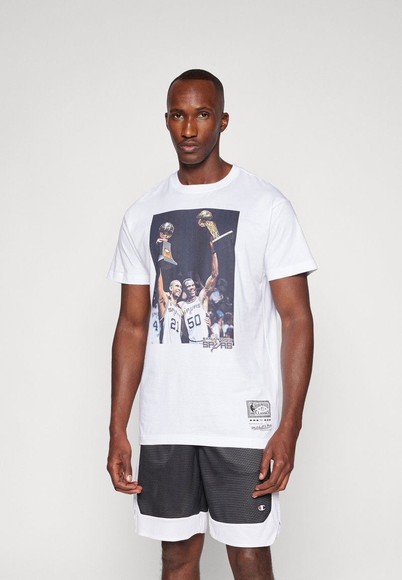 Mitchell & Ness NBA SAN ANTONIO SPURS DUNCAN & ROBINSON NBA PLAYER PHOTO TEE - Klub merchandise - white
