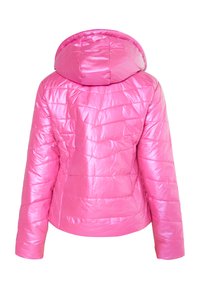 Giacca a vento rosa con finitura lucida, dotata di cappuccio e texture trapuntata. La vista posteriore mostra cuciture verticali e una silhouette aderente.