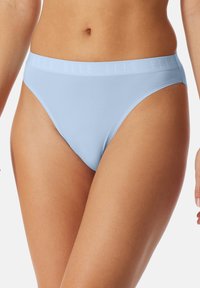 Světle modré bavlněné tanga s hladkou texturou, která disponují logem na pase a bezešvým designem pro minimalistický vzhled.