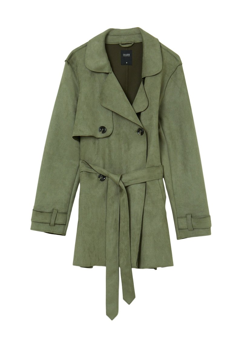 Zielona oliwkowa trench coat wykonana z miękkiego materiału przypominającego zamsz. Posiada pasek w talii, podwójnie zapięty przód oraz szeroki kołnierz z guzikami.