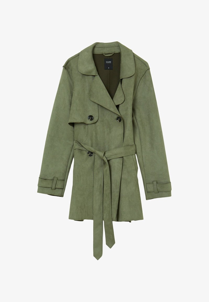 Zielona oliwkowa trench coat wykonana z miękkiego materiału przypominającego zamsz. Posiada pasek w talii, podwójnie zapięty przód oraz szeroki kołnierz z guzikami.