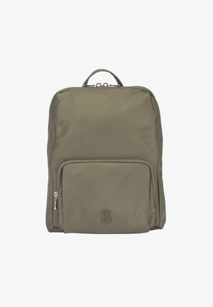 Mochila rectangular de color verde oliva con un bolsillo frontal con cremallera, compartimento principal con doble cremallera, asa superior y el logo "B" en relieve en el bolsillo.