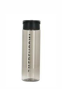 Bouteille d'eau en plastique gris transparent avec un couvercle à vis noir et un texte noir vertical. Forme cylindrique avec une surface lisse.