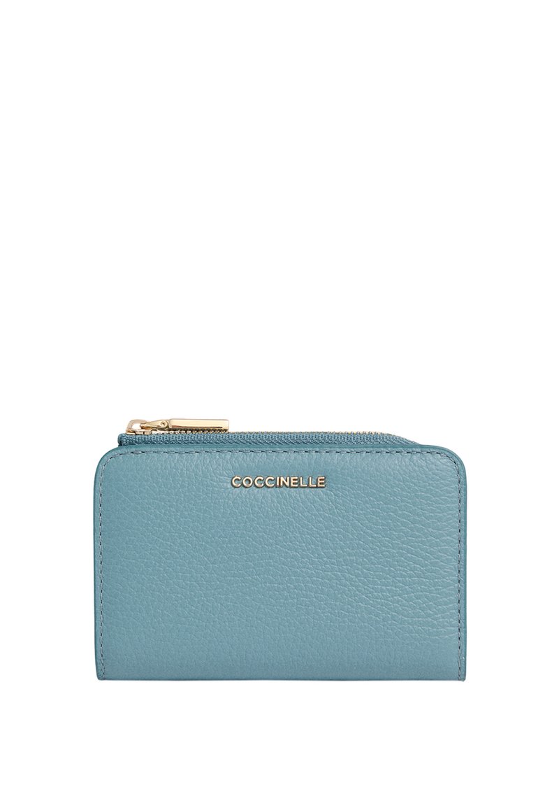 Klein rechthoekig teal leren portemonnee met gouden rits en "COCCINELLE" logo in het midden van de voorkant.
