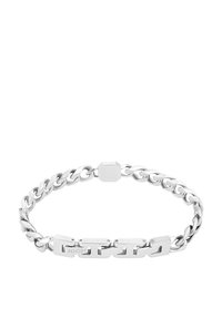 Bracciale in metallo argentato con catena caratterizzata da anelli interconnessi, un gancio esagonale e un distintivo dettaglio logo in rilievo su un anello.