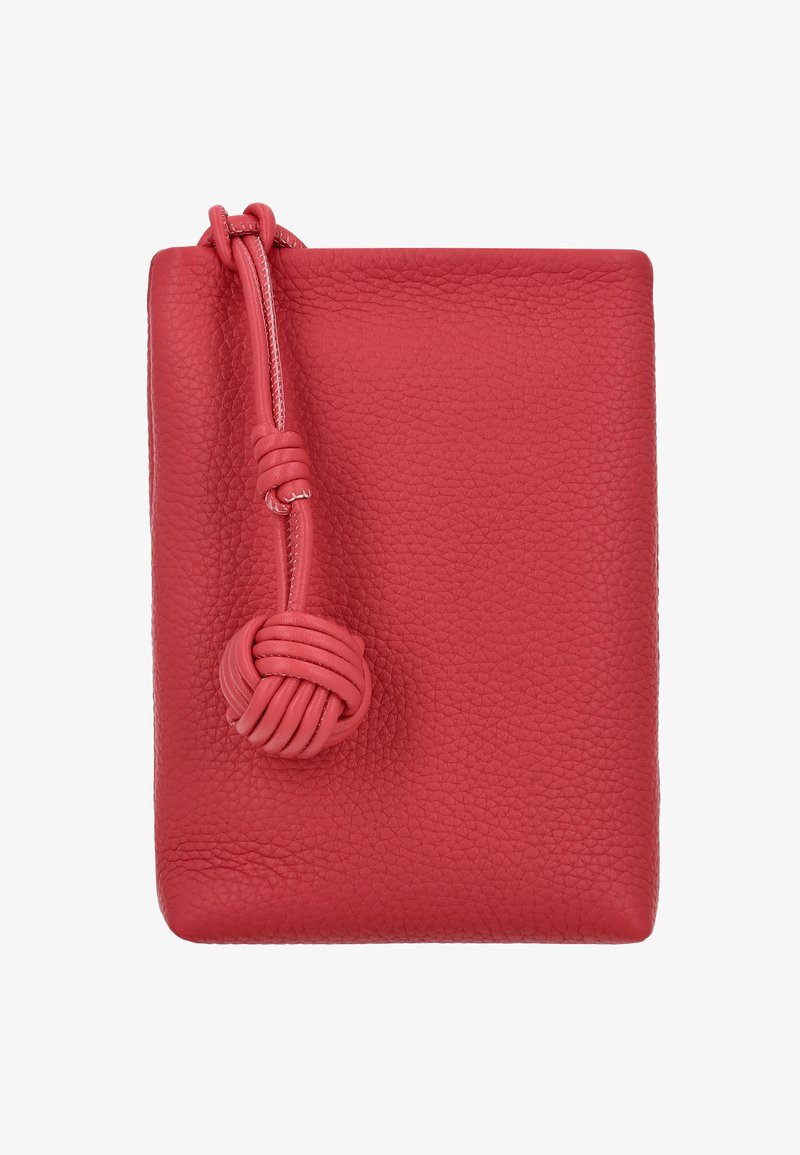 Rechthoekige rode leren pouch met een gestructureerde afwerking, voorzien van een geknoopte tassel als accent bij de rits. Glad aan de zijkanten en met een opvallende kleur.