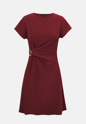 Rochie scurtă cu mâneci scurte, de culoare roșu închis, cu decolteu rotund și detaliu cu cataramă laterală ce creează un efect drapat în talie.