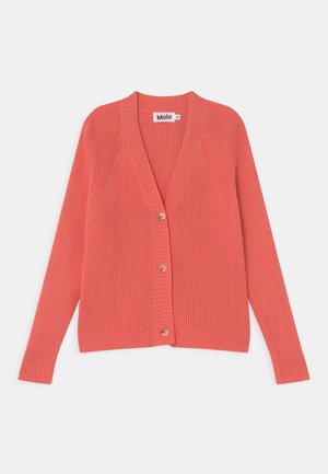 Koralfarvet strikket damecardigan med V-hals, lange ærmer, tre knapper og ribbet kant, mærket Molo størrelse 128.