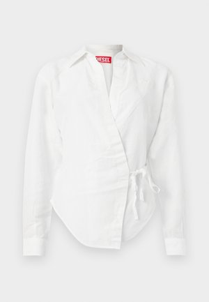 Chemise blanche longue à manches longues avec col, fermeture par lien sur le côté, et étiquette de la marque Diesel rouge visible à l'intérieur de l'encolure.