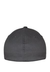 Cappello grigio con una texture liscia, dalla forma arrotondata, con dettagli cuciti e fori di ventilazione sulla parte superiore. Nessun marchio visibile.