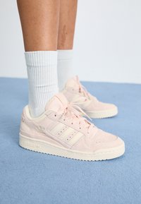 FORUM LOW CL - Trainers - quartz/wonder white