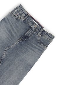 Jeans in denim con lavaggio chiaro e sbiadito, cinque tasche, chiusura con bottone in metallo e un'etichetta interna della cintura con accenti rossi.