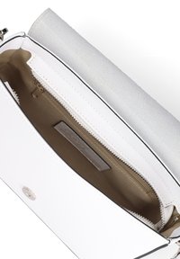 Borsa a mano in pelle bianca aperta per mostrare l'interno in tessuto beige con tasca con zip e etichetta "Made in Italy".