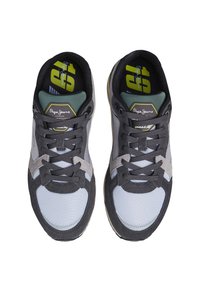 Sneaker grigie e nere con materiali in rete e suede, dotate di stringhe, linguetta imbottita e una soletta con motivo.