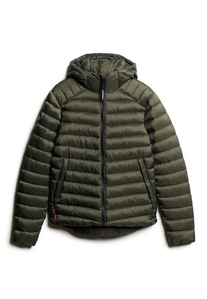 Groene pufferjack met capuchon, voorzien van horizontale quiltpatronen, een ritssluiting aan de voorkant en zijzakken. Smooth textuur met een aansluitend ontwerp.